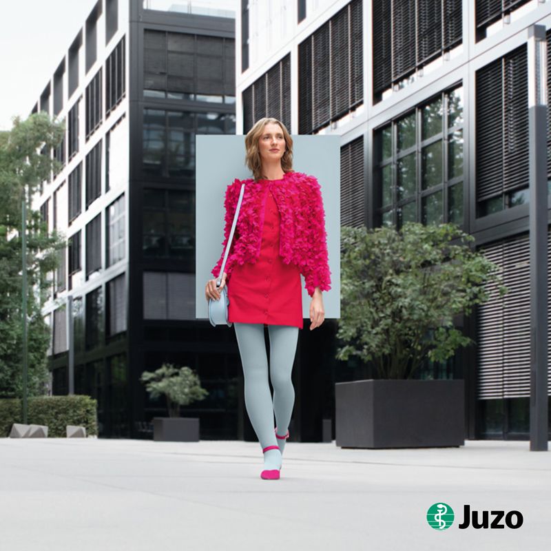 Kompressionsstrümpfe Lipödem und Lymphödem Trendfarben 2026 Icy Blue Juzo Die Frau trägt icy-blaue Kompressionsstrümpfe von Juzo zur Kompression bei Lipödem und Lymphödem.