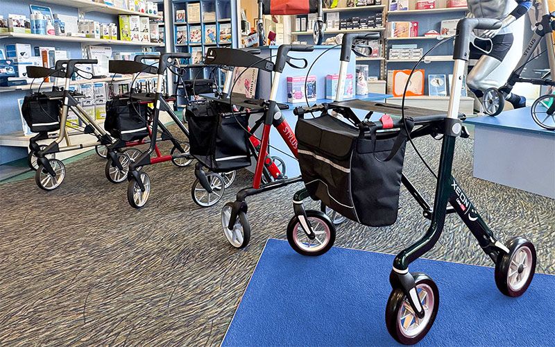 Ausstellung von verschiedene Rollatoren im Laden des Sanitätshauses