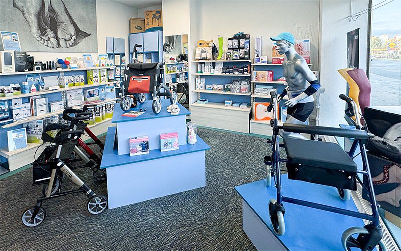 Rollatoren und Hilfsmittel im Laden des Sanitätshauses