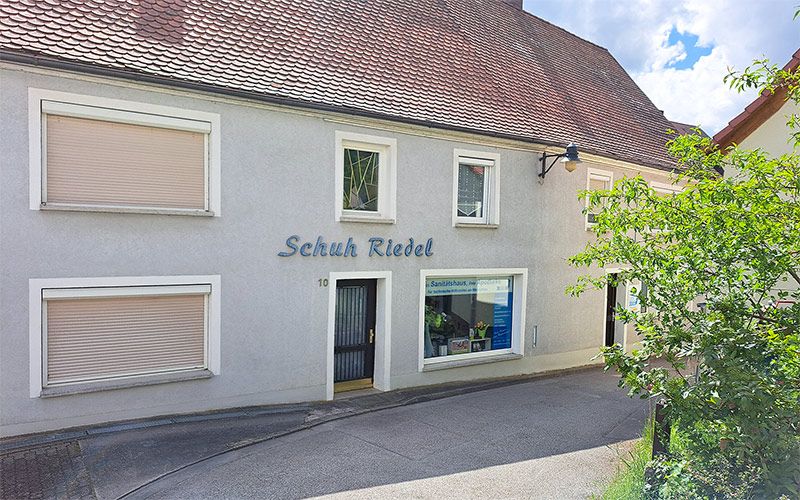 Bachgasse 10 - Außenansicht Außenansicht der Filiale. Hausnummer 10 Über der Eingangstür steht Schuh Riedel.
