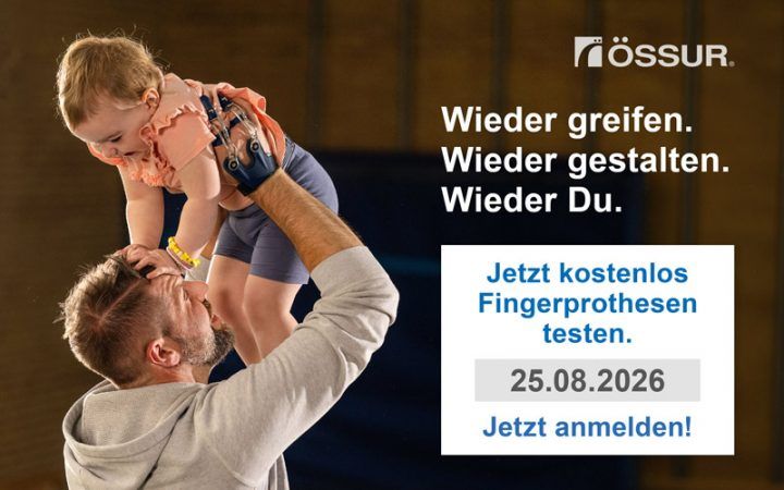 Ein Mann mit Fingerprothesen an der Hand hält ein Kind in die Höhe. Jetzt kostenlos Fingerprothesen testen. 25.08.2026