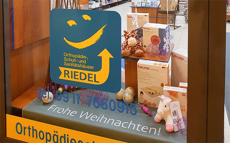 Hornschuch-Center Fürth Sanitätshaus Schaufenster des Sanitätshauses mit weihnachtlicher Dekoration