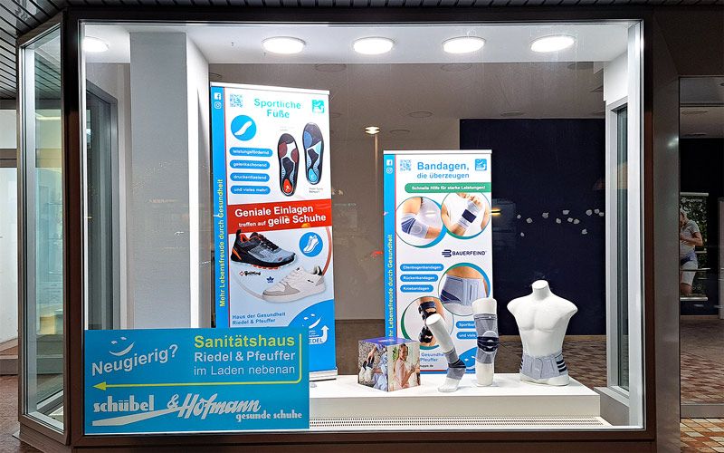 Schaufenster des Sanitätshauses Riedel & Pfuffer im Laden Schübel & Hofmann Gesunde Schuhe