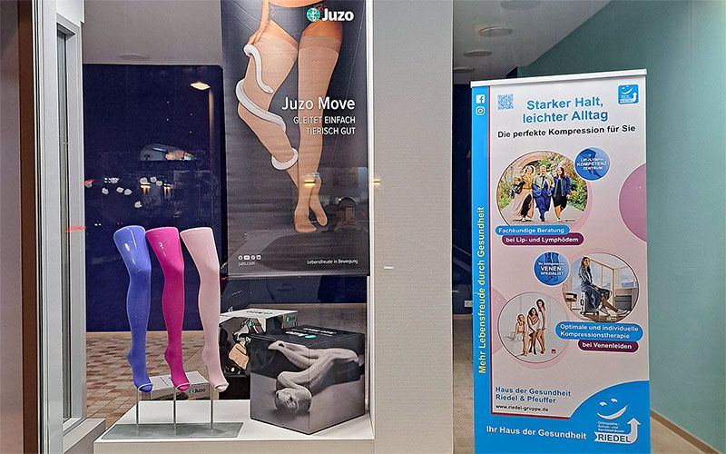 Schaufenster des Sanitätshauses Riedel & Pfuffer im Laden Schübel & Hofmann Gesunde Schuhe