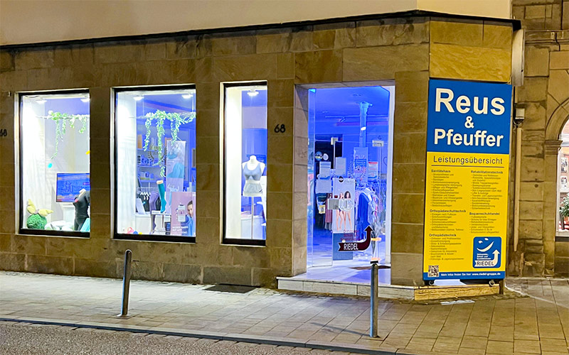 Außenansicht der Filiale in der Hauptstraße 68 in Erlangen bei Nacht