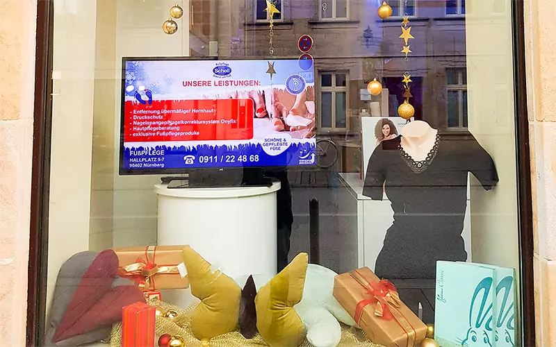 Schaufenster des Sanitätshauses mit weihnachtlicher Dekoration