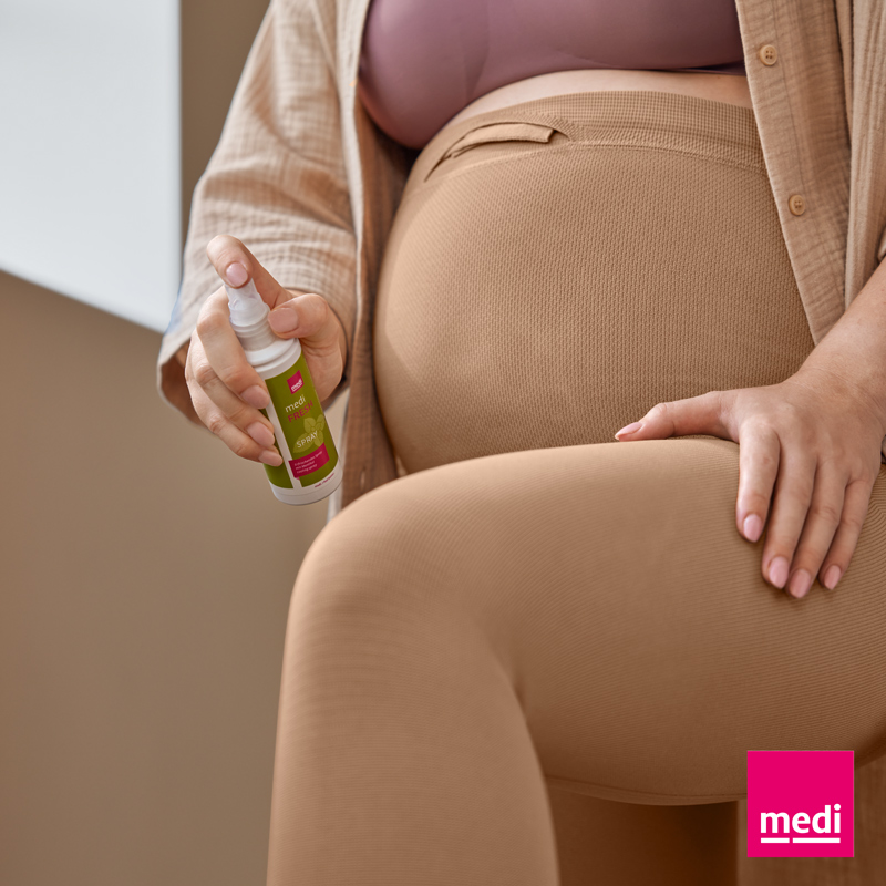 Das erfrischende Spray für Stützstrümpfe mit Kompression in der Schwangerschaft von Medi wird von einer schwangeren Frau verwendet.