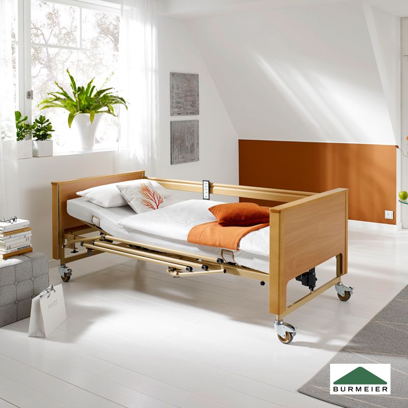 Ein Pflegebett von Burmeier steht in einem Zuhause.