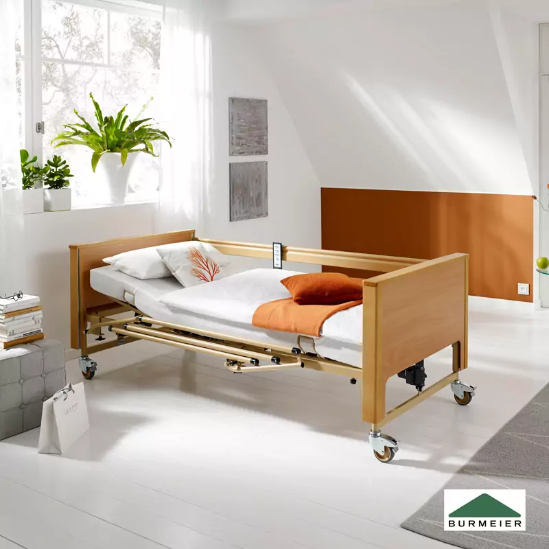 Ein Pflegebett von Burmeier steht in einem Zuhause.