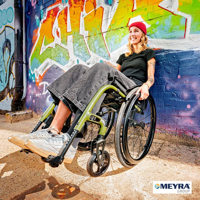 Ein Mädchen sitzt in einem Rollstuhl der Marke Meyra.