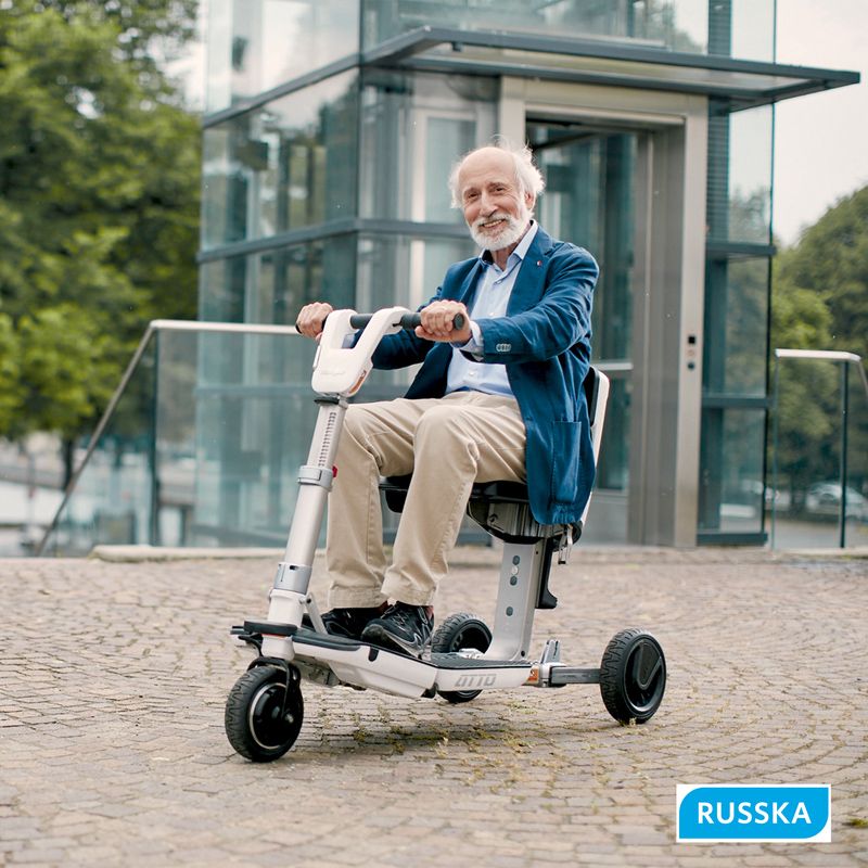 Ein Senior fährt auf dem Rehatechnik-Hilfsmittel Scooter von Russka.