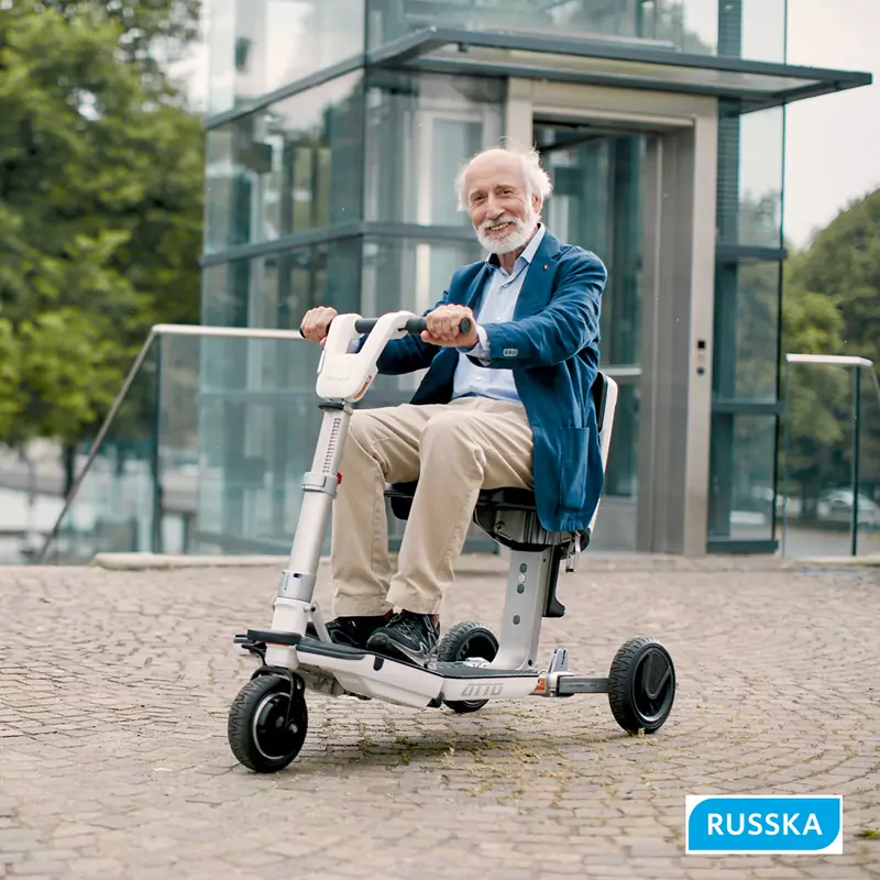Ein Senior fährt auf dem Rehatechnik-Hilfsmittel Scooter von Russka.