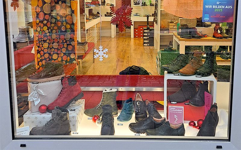 Trödelmarkt 1a - Blickfang - Eingang Winterliche Dekoration im Schaufenster des Schuhgeschäfts