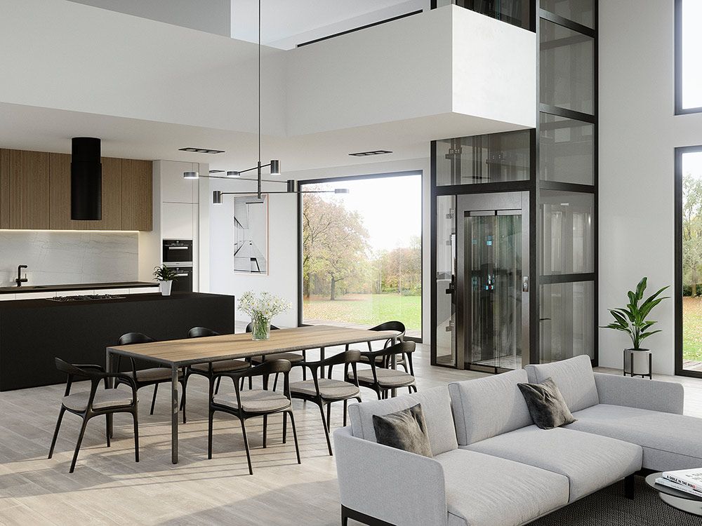 Homelift an der Außenwand des Wohn- und Küchenbereiches, führt vom Erdgeschoss in die erste Etage